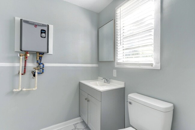 Building Photo - Large Brand New - One Bedroom (2 blocks from Historic Distr.)