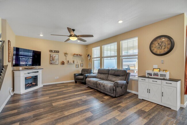 Foto del edificio - 5 Bed 4 Bath Home in Elizabeth