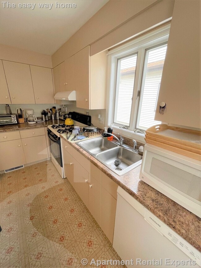 Building Photo - Large 2BR - 10 Mins to Davis Sq -  2 Parki...