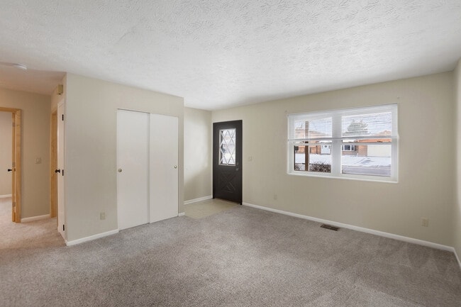 Building Photo - 3145 Dogwood Dr