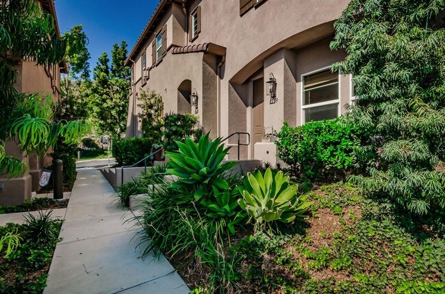 Building Photo - Charming Townhome with Panoramic Views