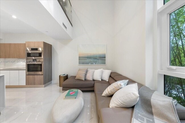 Building Photo - 455 NE 39th St