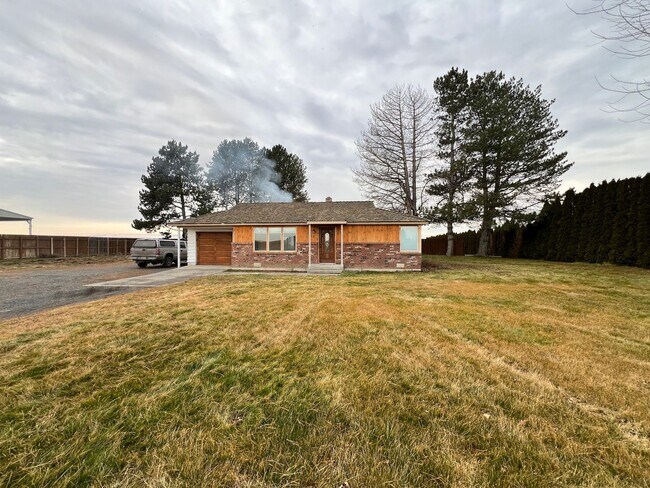 Building Photo - Country Living Close to Town!