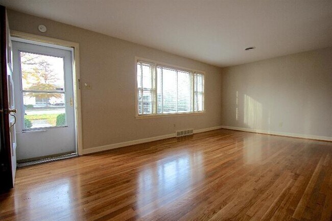 Building Photo - 1616 Clays Mill Rd
