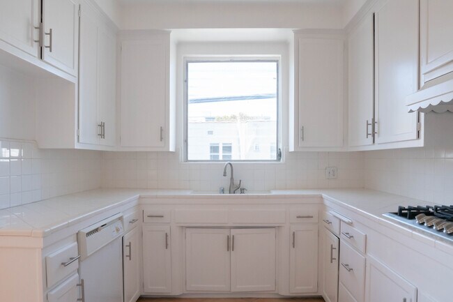 Building Photo - 423 S Maple Dr
