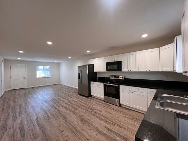 Building Photo - 565-567 Churchill (Duplex)
