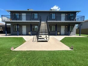 Building Photo - 137 N Phyllis