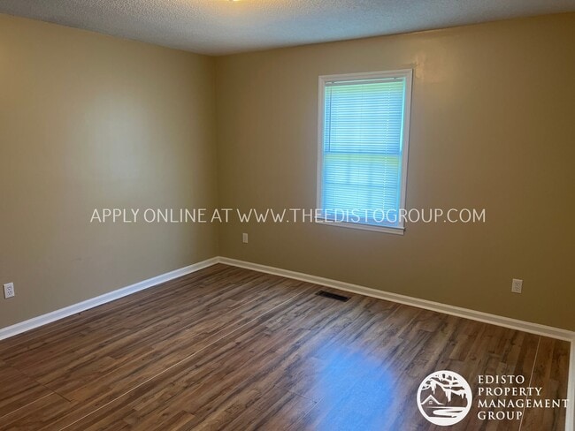 Building Photo - Centrally Located Two Bedroom, One Bathroom Home