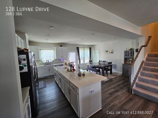 Foto del edificio - 128 Lupine Dr
