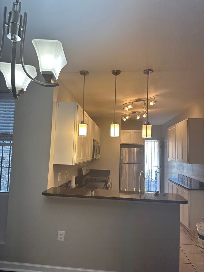 Foto del edificio - Newly Renovated! Hardwood Flooring First F...