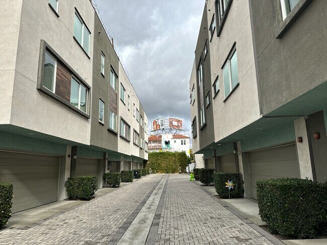 Building Photo - 654 N Gramercy Plz