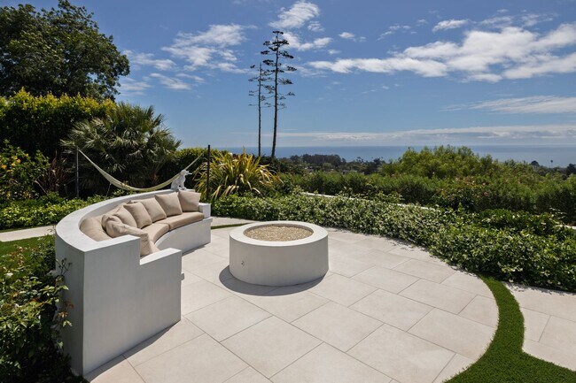 Foto del edificio - Stunning Santa Barbara Oasis!