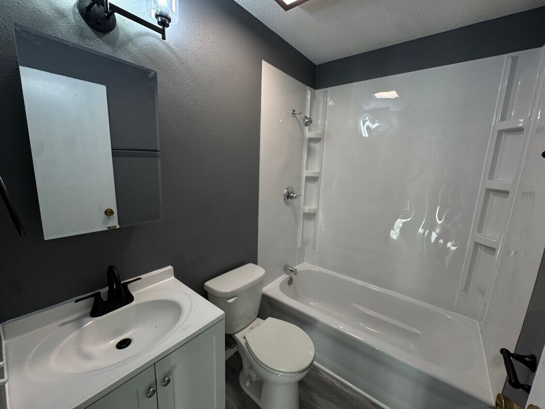 Foto del edificio - Cozy Three-Bedroom Bungalow in Davenport!