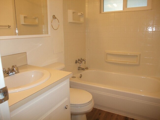 Building Photo - Nice 2 bedroom unit of a duplex in SE Albany