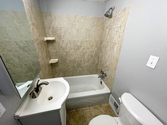 Foto del edificio - 4/5 bed 2 bath - all updated South Oakland...