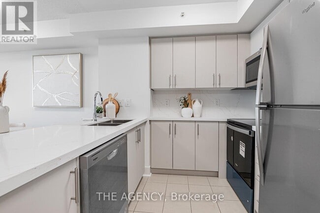 Photo du bâtiment - 5740-5740 Yonge St