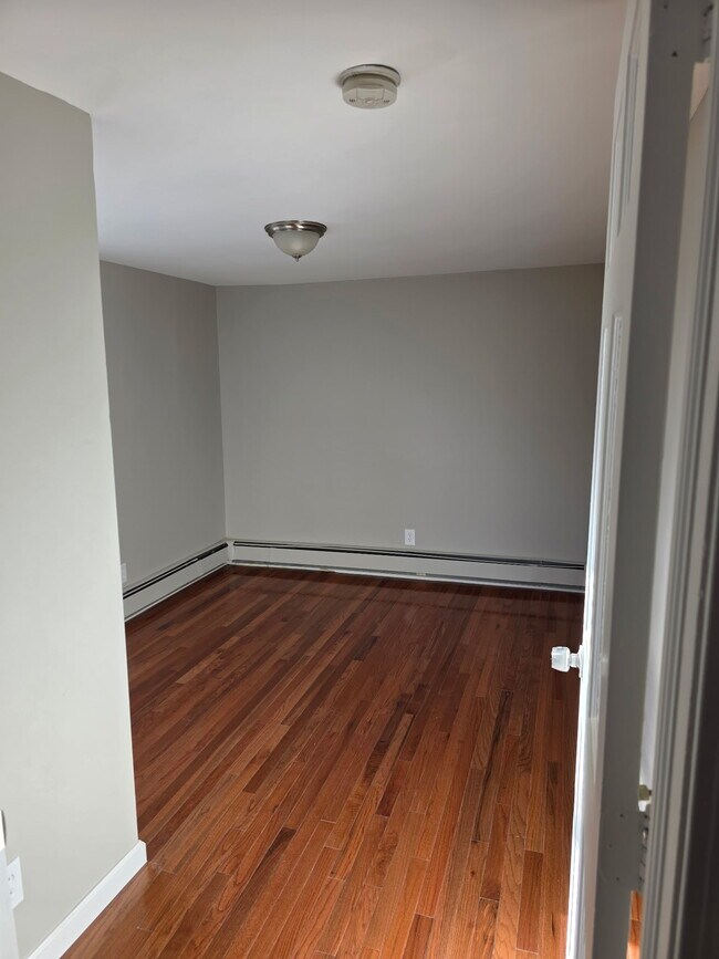 Building Photo - 28 Ridgeway St