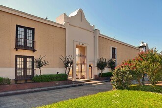 Building Photo - 2744 Briarhurst Dr