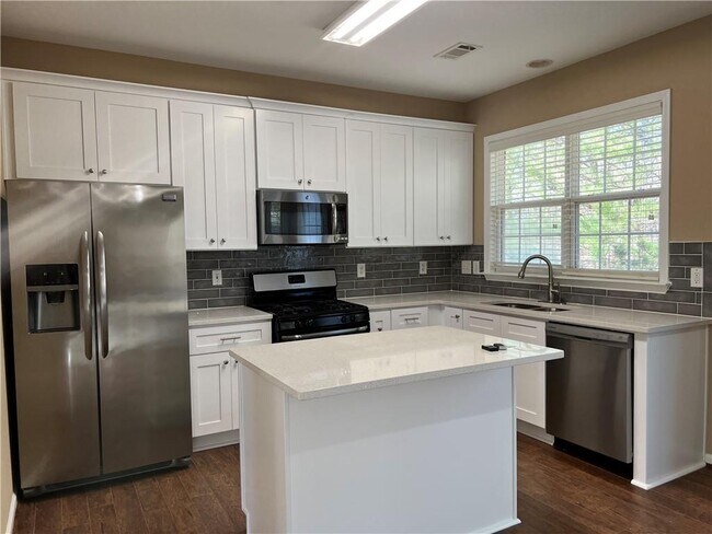 Foto del edificio - 3413 Stoneham Dr NW