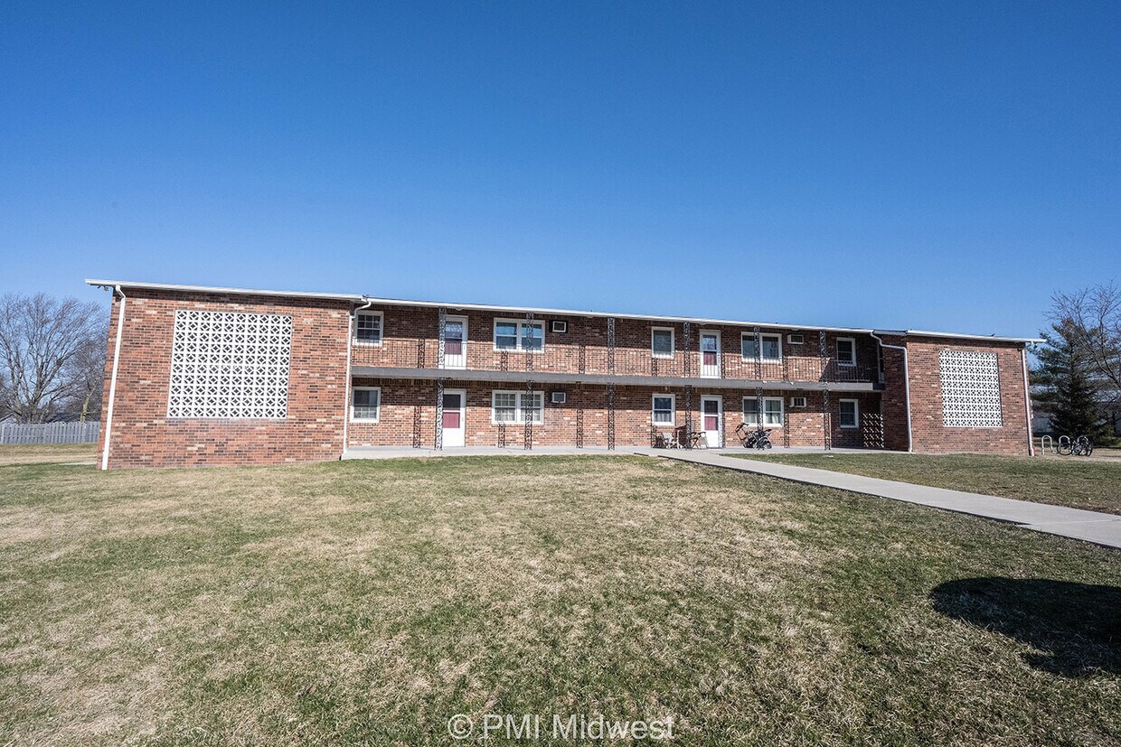 Primary Photo - 140 Maple Park Dr