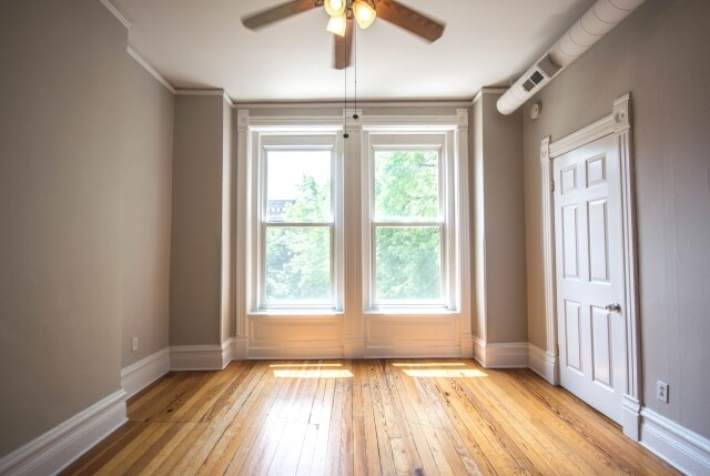 Foto del edificio - 1323 N Wicker Park Ave