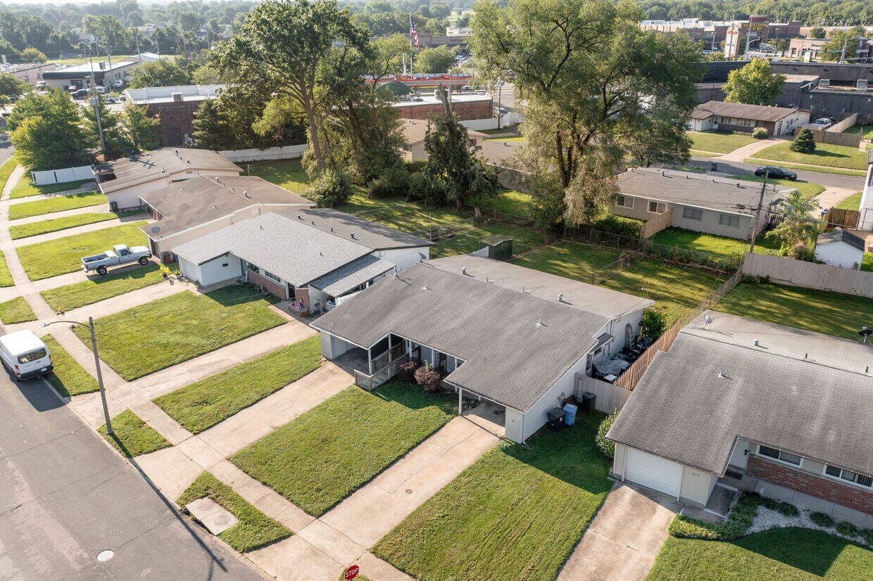 664670 Loyola Dr Unit 664, Florissant, MO 63031 Room for Rent in