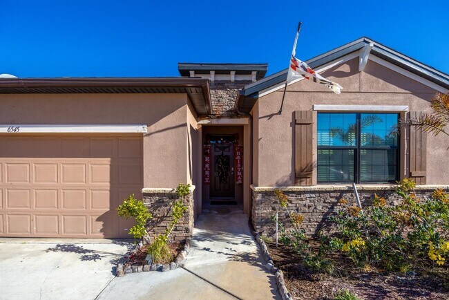 Foto del edificio - 6545 NW Oaklawn Way