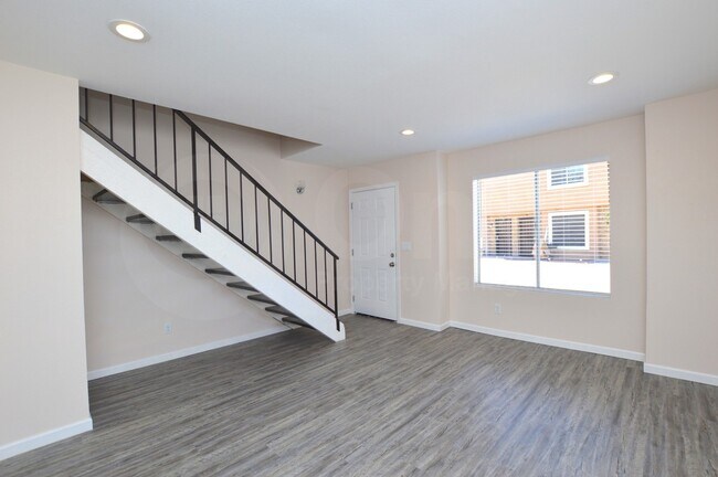Foto del edificio - 1418 E Knoll Cir