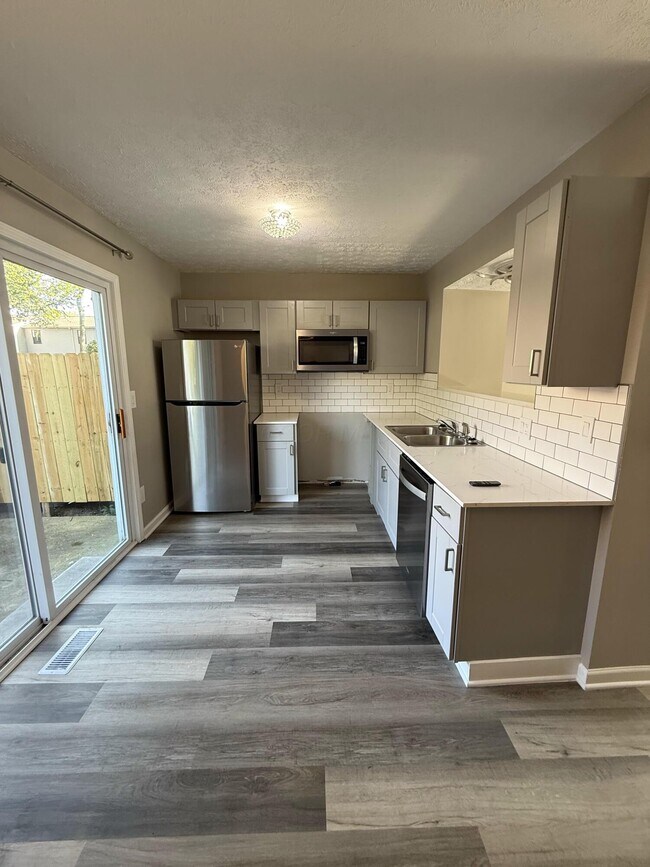 Foto del edificio - 7806 Barkwood Dr