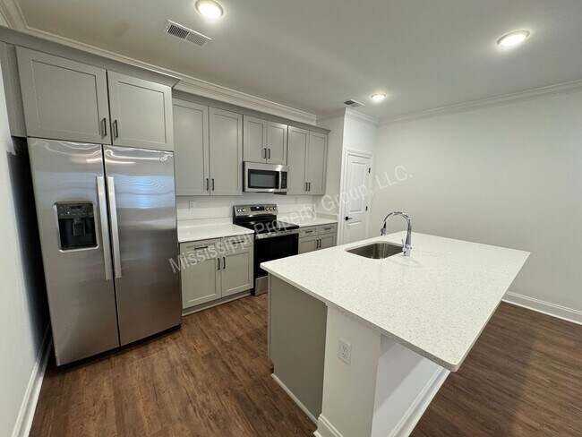 Building Photo - 3BR/3.5BA - End Unit in South Grove