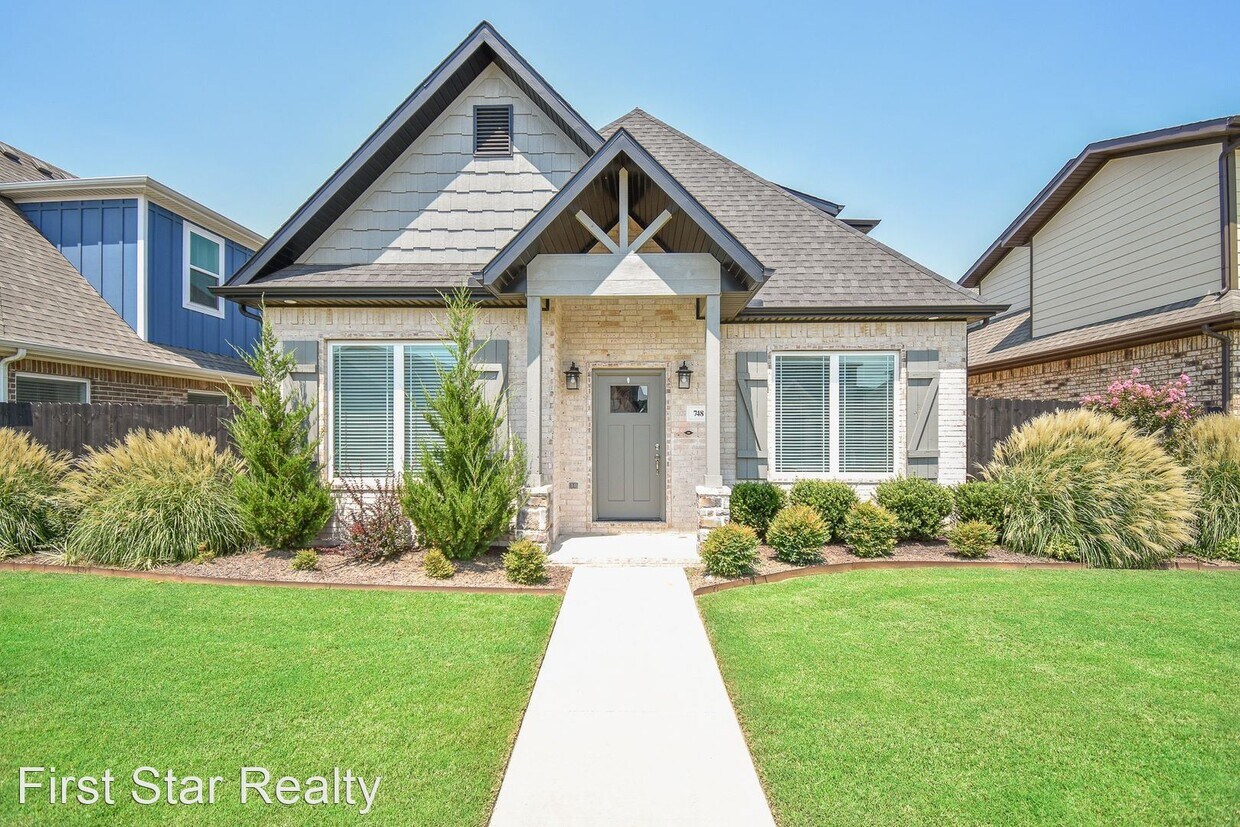 Primary Photo - 4 br, 3.5 bath House - 748 N Malbec Rd