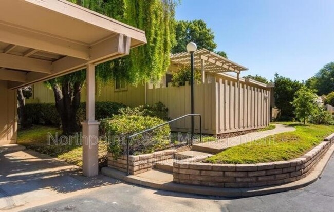 Building Photo - 845 Commons Dr