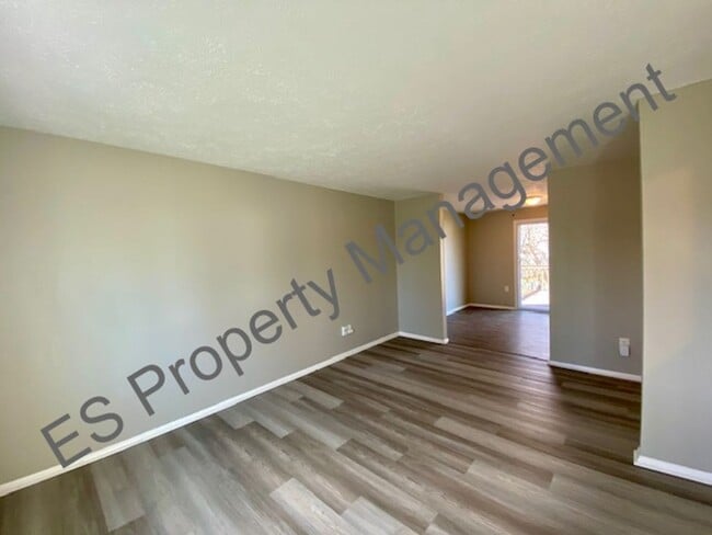 Building Photo - Beautiful 4 Bedroom 2 Bathroom Bi-Level Ho...