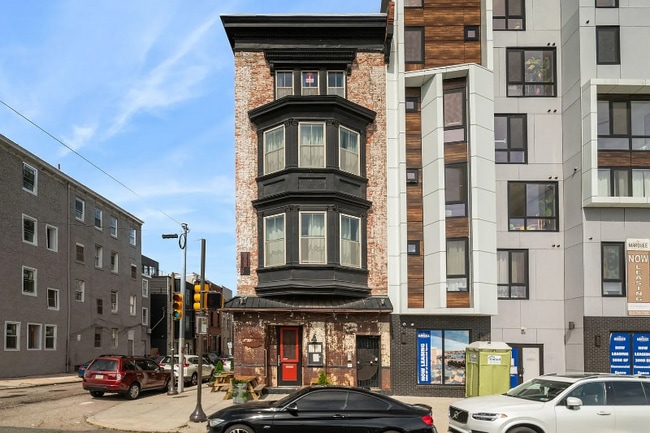 Building Photo - 635 W Girard Ave