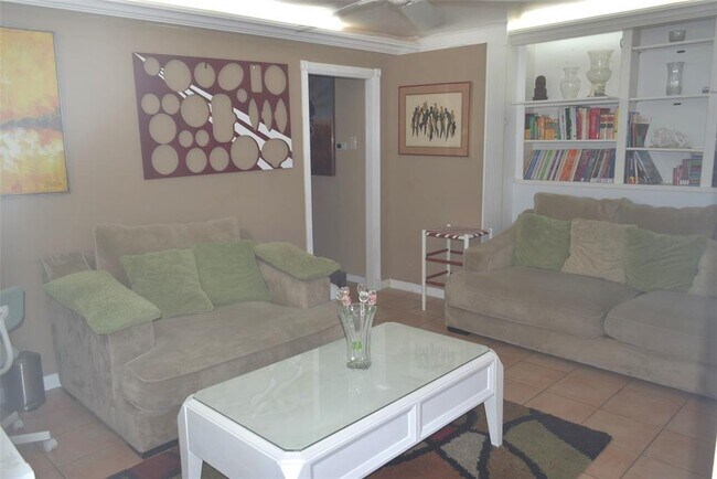 Foto del edificio - 5822 Fairdale Ln