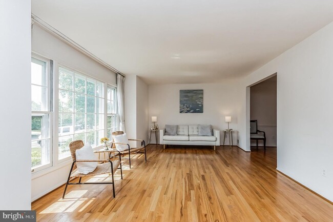 Foto del edificio - IMMACULATE UPDATED COLONIAL IN FOX HILLS.