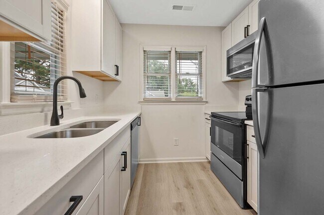 Foto del edificio - Fully Renovated Condo in Heart of Raleigh near Rex Hospital & NC State University