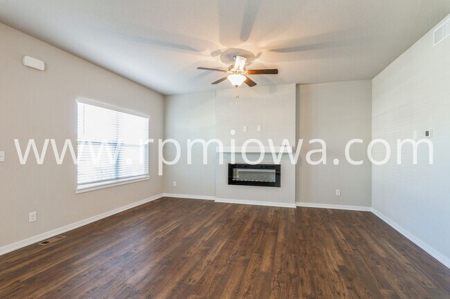 Foto del edificio - PRAIRIE TRAIL HOME!! 4 Bedroom, 3 Bathroom in Ankeny