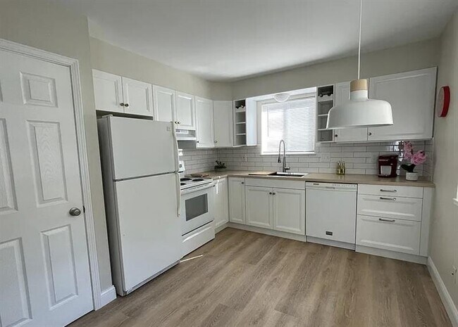 Building Photo - ELEGANT NORTHVILLE HOME