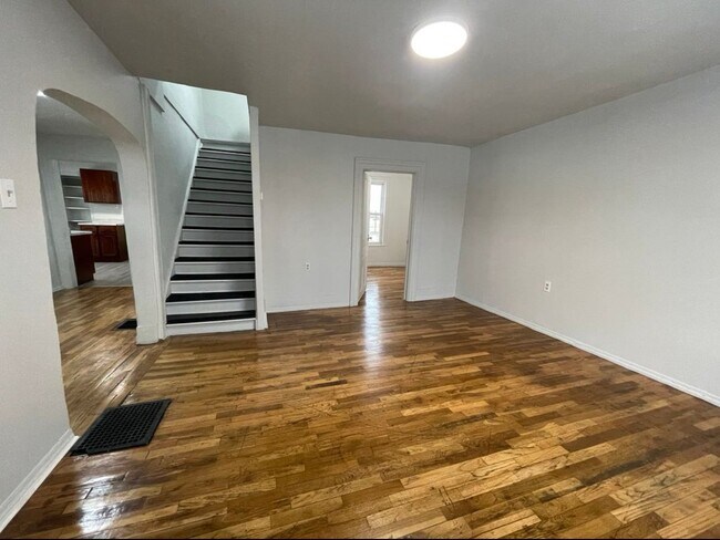 Foto del edificio - 227 W Franklin St