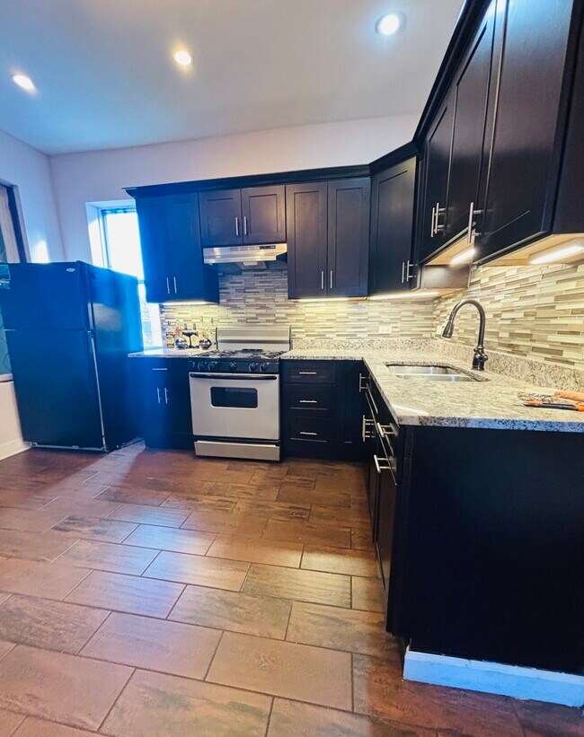 Building Photo - 3133 N Richmond St