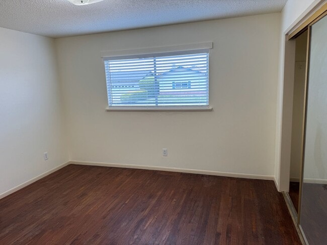 Building Photo - 870 Pearl Dr