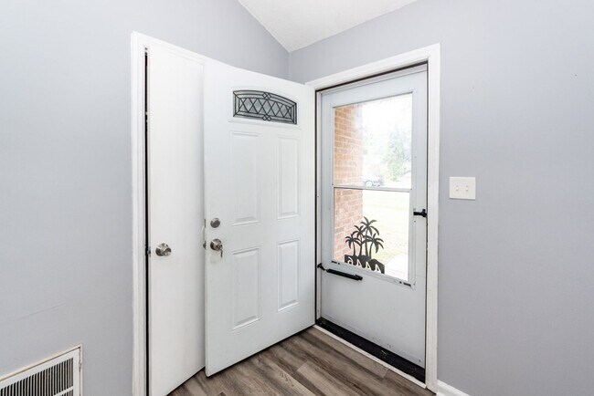 Building Photo - 3 Bedroom, 1 Bathroom Home in Woodside Manor - Ladson