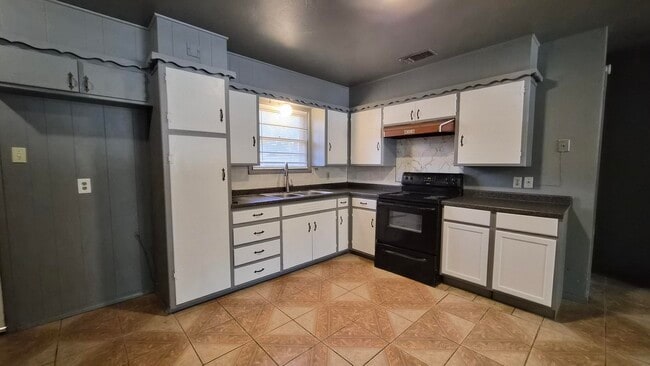 Building Photo - 6108 Avenue W