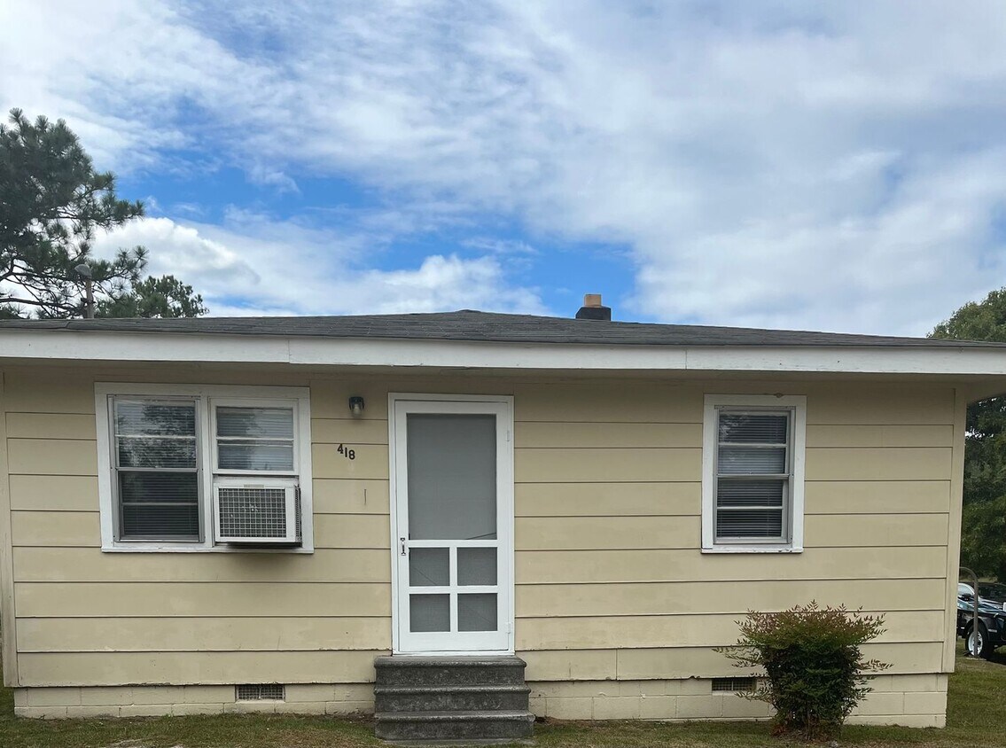 Foto principal - 2-Bedroom Home in Spring Lake