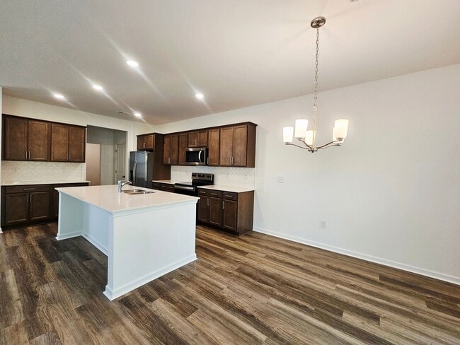 Building Photo - Gated Community with Amenities!