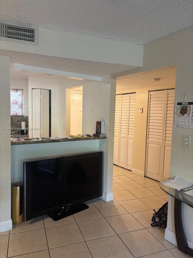 Foto del edificio - 4235 N University Dr