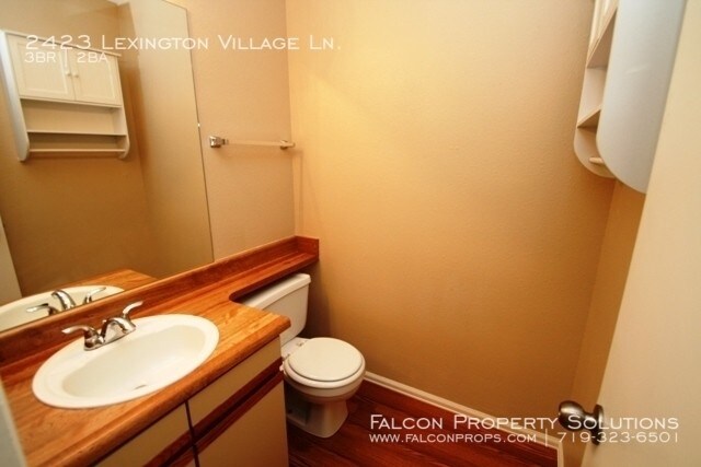 Foto del edificio - 2423 Lexington Village Ln