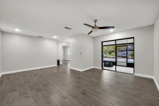 Foto del edificio - "Spacious 3-Bed, 3-Bath Townhouse with Elegant Hardwood Floors in Ocoee!"