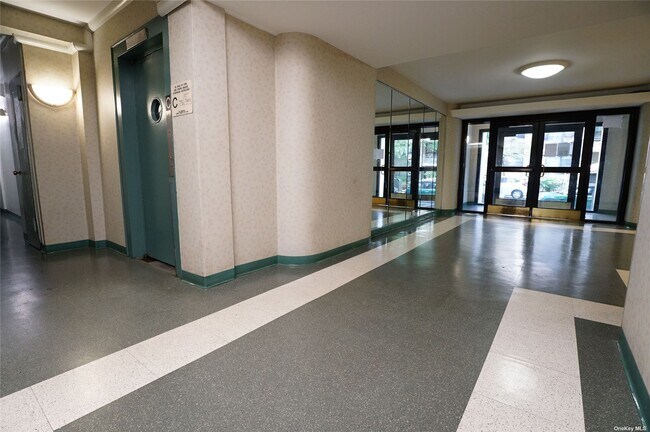 Foto del edificio - 98-33 64th Ave